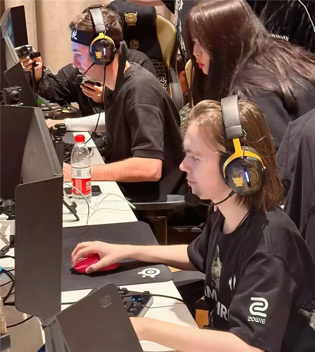 博弈论中的“信号博弈”：在牌桌上，你的每一次长考都在传递什么样的虚假信息？（博弈论视角下的信号博弈：牌桌上每一次长考究竟在释放什么样的误导性信号？）