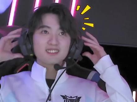 T1 的总经理；回答了关于《英雄联盟》战队的粉丝提问